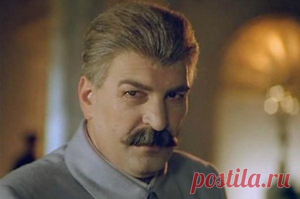 Иосиф Сталин. Актёры, игравшие вождя в кино | Фото | Культура | Аргументы и Факты
 Алексей Петренко неоднократно играл Сталина с момента выхода фильма «Пиры Валтасара, или Ночь со Сталиным» Юрия Кары в 1989 году.
_http://www.aif.ru/culture/gallery/iosif_stalin_aktyory_igravshie_vozhdya_v_kino#id=8320398