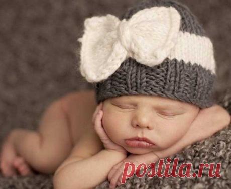 Шапочка с бантом для новорожденной девочки спицами - описание, схемы+фото
