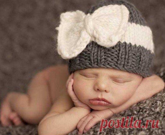 Шапочка с бантом для новорожденной девочки спицами - описание, схемы+фото