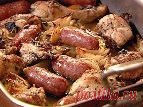 Курочка по-римски
Вам понадобится:
- 1 целая курица
- 300 г копченых сосисок
- 0,5 литра томатного сока
- 200 г белого сухого вина
- 4-5 зубчика чеснока
Приготовление:
1. Обжариваем на растительном масле сосиски, и складываем их в кастрюльку для тушения. В этом же масле обжариваем нарезанную на порционные куски и слегка посоленную курицу до золотистого цвета. Складываем в кастрюльку к сосискам.
2. Заливаем вином и даем потушиться 10 минут. Добавляем томатный сок, присалива...