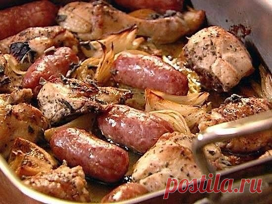 Курочка по-римски
Вам понадобится:
- 1 целая курица
- 300 г копченых сосисок
- 0,5 литра томатного сока
- 200 г белого сухого вина
- 4-5 зубчика чеснока
Приготовление:
1. Обжариваем на растительном масле сосиски, и складываем их в кастрюльку для тушения. В этом же масле обжариваем нарезанную на порционные куски и слегка посоленную курицу до золотистого цвета. Складываем в кастрюльку к сосискам.
2. Заливаем вином и даем потушиться 10 минут. Добавляем томатный сок, присалива...
