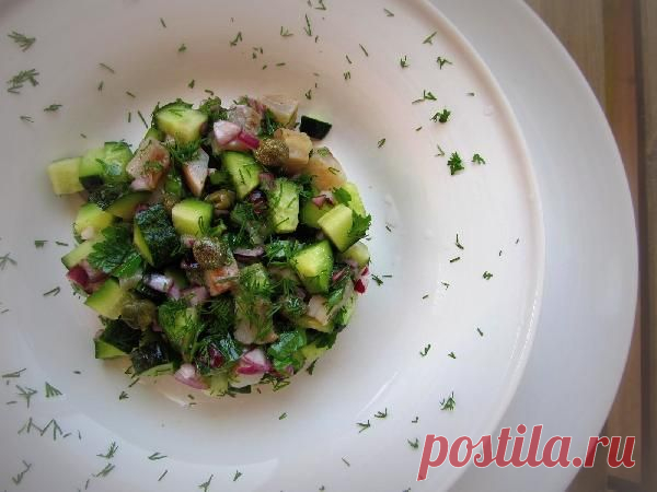 Простой, базовый салат с сельдью и огурцами — Вкусные рецепты