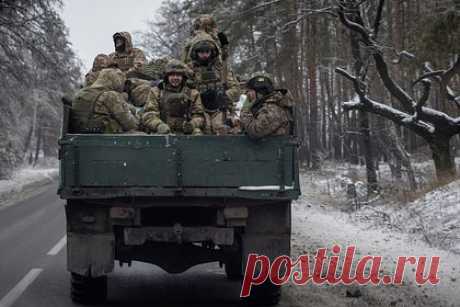 Бойцы ВСУ пожаловались на растущее уныние на фронте. Бойцы Вооруженных сил Украины (ВСУ) несут большие потери при дефиците боеприпасов и экипировки. На растущее на фронте уныние пожаловались сами военные. По их словам, ситуация становится все сложнее и сложнее, и подготовка операторов дронов слишком затягивается. «Мы потратили время впустую», — признал один из бойцов.