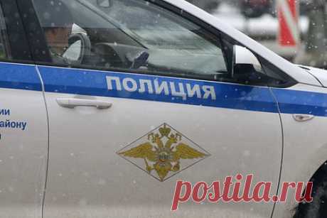 Бизнесмена застрелили на улице в российском городе. В городе Осинники Кемеровской области неизвестные застрелили на улице бизнесмена. Двое вооруженных мужчин подъехали на автомобиле ВАЗ-2107 бирюзового цвета и выстрелили в жертву, после чего скрылись с места преступления. В настоящее время полиция проводит оперативно-розыскные мероприятия для установления их личности.