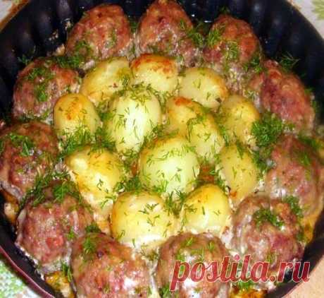 Kapтoфeльная Зaпeкaнкa с Фpикaдeлькaми (с мясными шариками) Замечательная идея сытного ужина для всей семьи. Приготовление этой ароматной и вкусной запеканки не отнимет у вас много времени и сил. Картофельная запеканка с фрикадельками непременно удивит ваших гостей 
и родных
