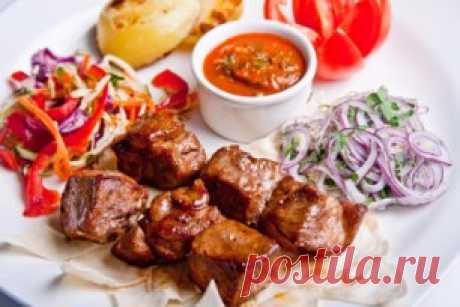Шашлык в духовке на "луковой подушке"
Ингредиенты:
Мясо ( свинина ) — 1 кг
лук репчатый — 2-4 шт.
Уксус — 3 ст. л. ( 2 для маринования лука, 1 для мяса )
Смесь перцев — 0,5 ч. л.
Сок лимона — 3 ст. л.
Сахар — 1 ст. л.
Приправа для мяса — 2 ст. л.
Рукав для запекания
Приготовление:
1.Нарезать мясо небольшими кусочками. Добавить смесь перцев, приправу, 1 столовую ложку уксуса и лимонный сок. 
2. Тщательно все перемешать и оставить мариноваться от 2 до 6 часов в холоде. Нарезать кольцами лук.