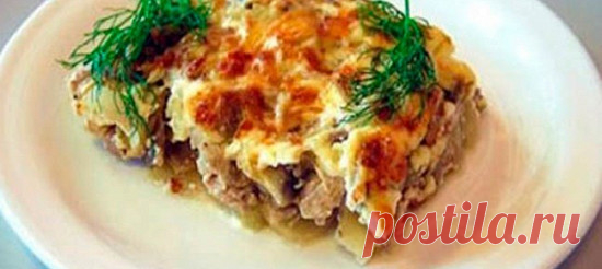 Мясо по-французски с картофелем, помидорами и сыром. Рецепт Свинину нарезать тонкими ломтиками и отбить. Подготовить противень, постелить бумагу для выпечки и выложить свинину. Посолить, поперчить, немного смазать майонезом.