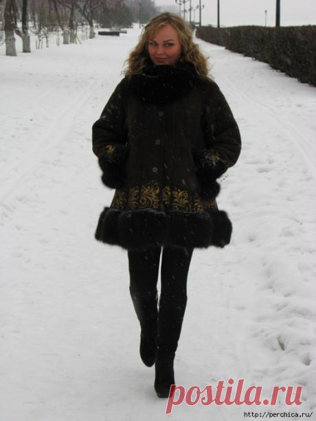 Спасение дублёнки или превращение старой в новую Вот так можно спасти свою дубленку,если он коротка. или просто хотите обновить надоевшую старенькую.Далее мастер-класс пошагово.
1.Обкрамсали бедолагу аж на 20 см....2.Покрасила краской "Нубук Велюр …