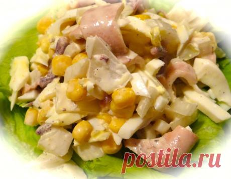 Салат с кальмарами и кукурузой / Простые рецепты