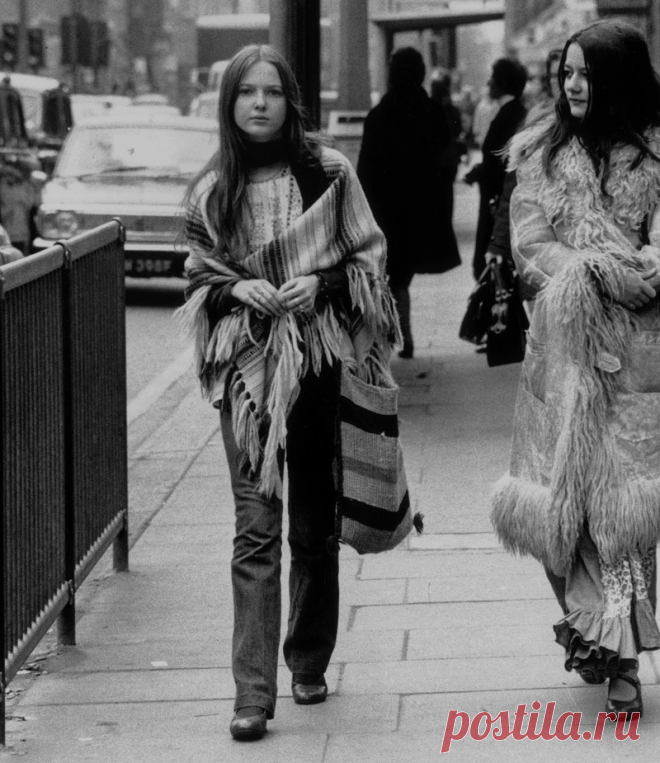 Нью-Йорк, 1972 год

Шерстяное пончо поверх пальто: модное спасение от зимних морозов | Vogue | Мода | Тенденции | VOGUE