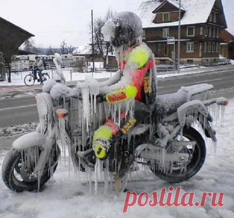 Он просто ждал, когда она оденется и выйдет.....