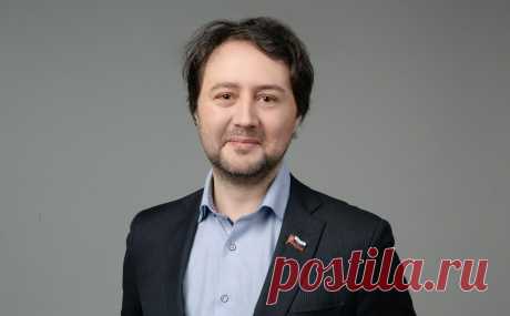 Муниципального депутата Дикарева задержали в Москве из-за поста 2014 года. Поводом стал репост во «Вконтакте» от 2014 года. У автора оригинальной записи на фото профиля изображен актер Рэйф Файнс в роли персонажа из фильма «Список Шиндлера»: по словам депутата, там увидели нацистскую символику