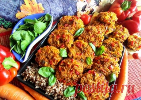 (38) Лососевые котлеты под овощами - Будет вкусно - 18 апреля - 43799725539 - Медиаплатформа МирТесен Идея для ужина, кто любит рыбу. В каждой порции соотношение рыбного фарша и овощей 50:50. На гарнир — пюре или гречка. ИНГРЕДИЕНТОВ НА 12 ПОРЦИЙ Основные лососевый фарш 1000 г морковь 1 шт. лук репчатый 1 головка чеснок 3 зубчика перец болгарский красный ½ шт. икра 4 ст. л. укроп 1 горсть паприка - 18 апреля - 43799725539 - Медиаплатформа МирТесен