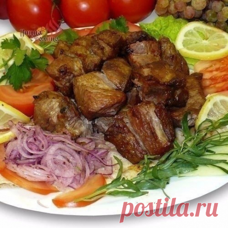 Вкуснейший шашлык в духовке

Мясо не отличить от пожаренного на мангале!
Приготовление элементарное, а мясо получается нежное, сочное,
слегка поджаренное.
Секреты приготовления такого мяска:
1. готовить надо в рукаве для запекания.
2. на луковой подушке. Причем лук должен быть маринованный. Именно он
более всего и придает мясу вкус шашлыка.
Но обо всем по порядку...

Ингредиенты:

Свинина
Лук
Специи

Приготовление:

Мясо лучше всего получается кусочками. Я пробовала антрек...