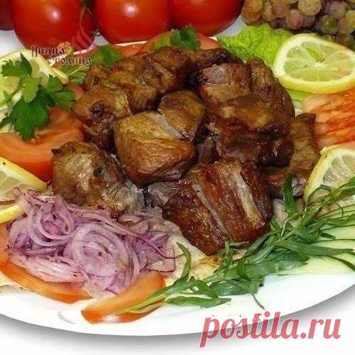 Вкуснейший шашлык в духовке

Мясо не отличить от пожаренного на мангале!
Приготовление элементарное, а мясо получается нежное, сочное,
слегка поджаренное.
Секреты приготовления такого мяска:
1. готовить надо в рукаве для запекания.
2. на луковой подушке. Причем лук должен быть маринованный. Именно он
более всего и придает мясу вкус шашлыка.
Но обо всем по порядку...

Ингредиенты:

Свинина
Лук
Специи

Приготовление:

Мясо лучше всего получается кусочками. Я пробовала антрек...