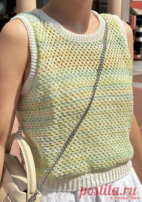 Простой топик из меланжевой пряжи. Обхват груди 90 см. Длинна 48 см. Пряжа тонкий хлопок меланж и однотонный цвет крючок 1.75 мм. Основной узор Проймы https://www.liveinternet.ru/