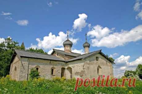 ВАСИЛЬЕВСКИЙ МОНАСТЫРЬ (дер. Чернавино, Волховский р-н). Основан до 1555, ц. была посвящена Свят. Василию Великому. В 1620 по бедности В. м. был освобожден от повинностей и податей.С 1935 храмы не действовали, в 1940 закрыты. Васильевская ц. после 1995 частично восстановлена, Преображенская – пустует и разрушается.