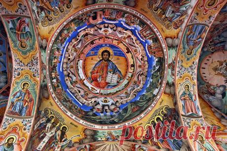 Ceiling in the cloister of the church at Rila Monastery in Bulgaria is painted with gorgeous frescoes | Hole in the Donut Cultural Travel приколол(а) это к доске Worship