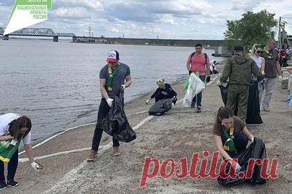 В Ульяновске пройдет акция «Дни чистой Волги». На волжском берегу в Ульяновске пройдет субботник в рамках осенней акции «Дни Чистой Волги». Мероприятие запланировано на 17 сентября. Ульяновцам предлагают поучаствовать в сборе мусора на территории между двумя мостами — Императорским и Президентским. Отмечается, что подобные мероприятия проводятся с 2012 года.
