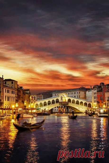El puente de #Rialto y el #CanalGrande. Todo sobre #Venecia en www.quieroitalia.com/venecia.asp  |  Pinterest