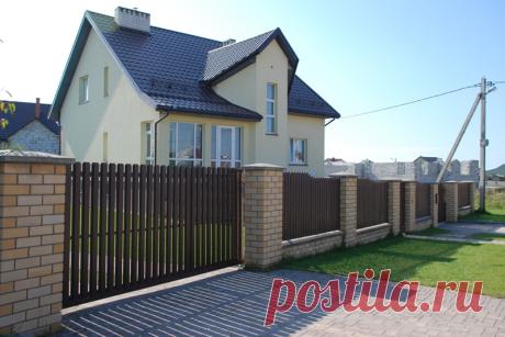 Установка забора из металлоштакетника (Евроштакетника)