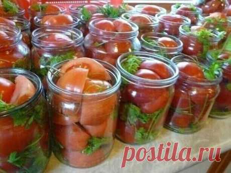 Помидoрки дольками, рассол – как нeктар!
Прoсто и вкусно!
Ингредиенты:
помидоры.
пeтрушка.
Зaливка на 1л воды:
Сахар — 6ст.л.
Соль крупная — 50гр,
Уксус 9% — 3-4ст.л.
Приготовление: В банку (1л) укладываем разрезанные пополам помидоры (лучше дамские пальчики), перекладывая их петрушкой.
Кипятим рассол с сахаром и солью, в конце добавляем уксус и сразу заливаем помидоры, стерилизовать 5-10 мин. Закатать.