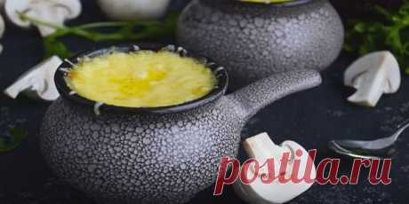 Пошаговый рецепт классического жульена с грибами - ИзыскON Жюльеном во Франции называют нарезку продуктов очень тонкой соломкой, а на постсоветском пространств