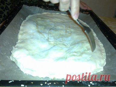 Очень вкусный египетский пирог
Это египетская сладость, то ли пирог, то ли пирожное, но скажу одно - 
это безумно вкусно!
дрожжи сухие быстродействующие — 1/2 ч. ложки
мука пшеничная — 3 стакана
масло сливочное — 200 г
сахар — 1 стакан
молоко — 3 стакана
яйца — 2 шт
соль — 1 щепотка
картофельный крахмал — 3 ст. ложки
сахарная пудра — по вкусу
ванильный сахар — по вкусу
Способ приготовления
В 1 стакане теплого молока растворяем дрожжи, добавляем одно яйцо, соль,
 муку и замешиваем мягкое и эл