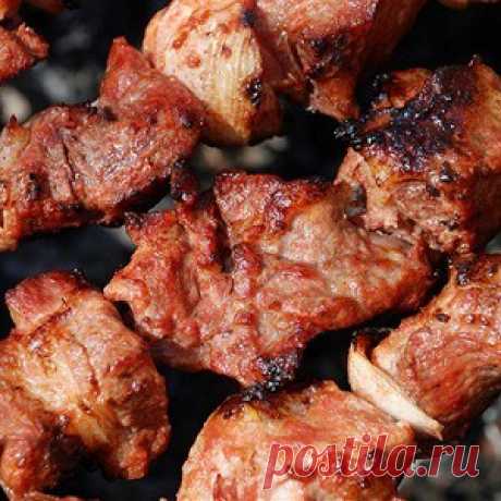 Нарезать мясо кусками, лук — крупными кольцами, уложить слоями в кастрюлю, мясо поперчить. Изготовить маринад (смешать воду, соль, уксус и сахар) и залить им мясо, кастрюлю убрать на ночь в холодильник.