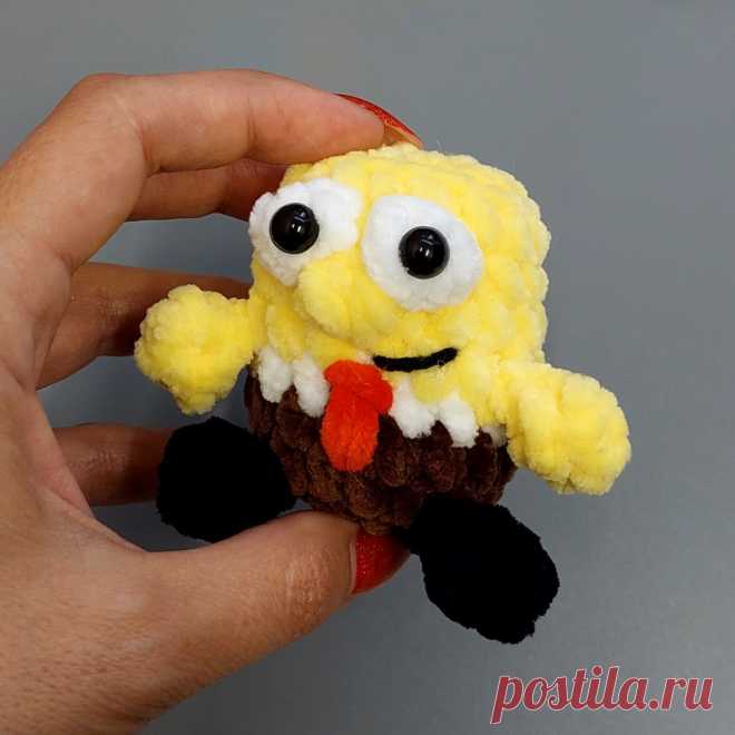 PDF Губка Боб крючком. FREE crochet pattern; Аmigurumi toy patterns. Амигуруми схемы и описания на русском. Вязаные игрушки и поделки своими руками #amimore - плюшевый Губка Боб крючком, маленький Спанч Боб из плюшевой пряжи, персонаж мультфильма.