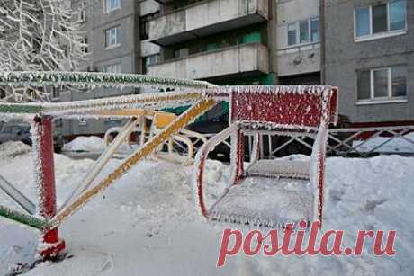 Двое российских подростков погибли при падении с девятого этажа. Двое 15-летних подростков погибли при падении с крыши девятиэтажного здания на севере Санкт-Петербурга. Тела погибших у дома на проспекте Тореза обнаружил прохожий. Сотрудники прибывшей на место происшествия скорой помощи определили, что тела принадлежат 15-летней девушке и ее ровеснику. Оба скончались на месте.