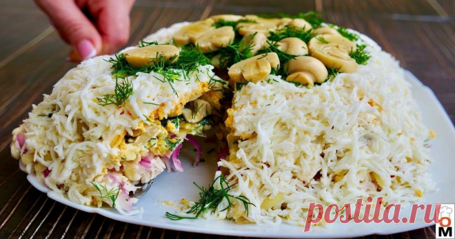 Салат «Славяночка» с маринованными грибами, куриным мясом и красным луком Салат с маринованными грибами, куриным мясом и красным луком.