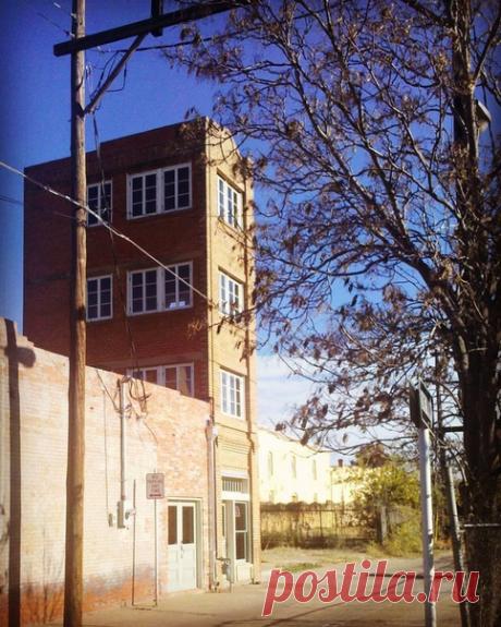 Интересные факты: Cамый маленький небоскрёб в мире!
В 1912 году рядом с американским городком Уичито-Фоллс нашли нефть, что обеспечило ему приток переселенцев и экономический рост. В городе стало не хватать офисных помещений, и инженер МакМэхон задумал строительство небоскрёба высотой 480 футов (около 146 метров), найдя для проекта инвесторов. Однако в контракте на постройку высота была указана не в футах, а в дюймах, чего заказчики не заметили. В результате получилось 4-э...