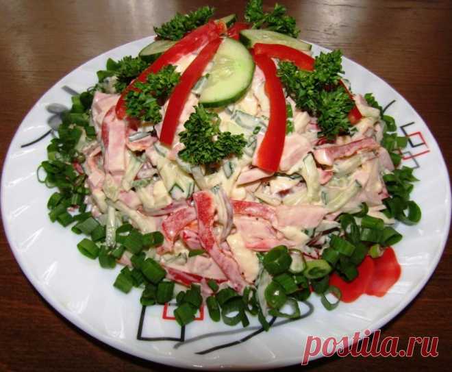 Салат «София» с копченым сыром и ветчиной Ваш праздничный стол украсит вкусный салат «София» с копченым сыром и ветчиной. Ингредиенты: — 1 красный болгарский перец; — 200 гр ветчины; — 2 средних свежих огурчика; — 150 гр копченого сыра (колбасного); — зелень, майонез...
