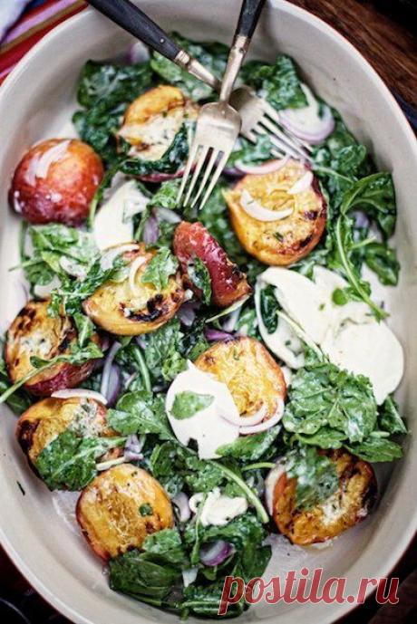 Салат с жареными персиками, сыром &quot;Моцарелла&quot; и рукколой | Готовим вместе