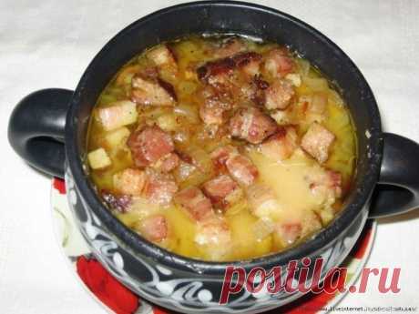 Гороховая каша с копченостями в горшочке &nbsp;Сытно и очень вкусно, как из бабушкиной печки!🥘🍯🍲🥣🍖Простое, сытное и вкусное блюдо – гороховая каша с копченостями в горшочке.Что надо:Копченая грудинка – 150 гГорох – 1 стаканМасло сливочное – 25 гЛук репчатый – 1 луковицаЛавровый лист – 3 шт.СольПерец черный...