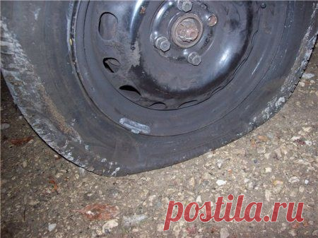 Пробили колесо? Вам помогут шприц и грязная вода!если на трассе вы пробьете колесо, запаска окажется спущенной, а по-близости не окажется ни одного шиномонтажа, но есть водоем или лужа – вы спасены. Если колесо не порезано, а пробито, Набираете в шприц грязную воду, раскручиваете ниппель и через него заливаете со шприца грязную воду в колесо. Накручиваете ниппель обратно и накачиваете колесо. После этого либо несколько раз его прокручиваете либо плавно трогаетесь. Именно в этот момент под давлен