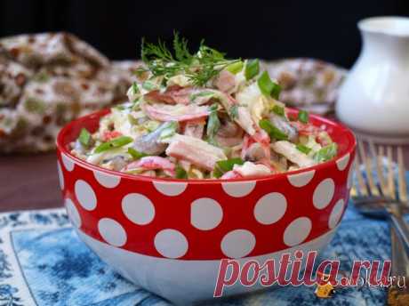 Салат с пекинской капустой, фасолью и ветчиной Салат с пекинской капустой, фасолью и ветчиной разнообразит ваше домашнее меню. Вкусный получился салат: сытный и сочный.Ингредиенты можно добавлять произвольно, я пишу те пропорции, которые были у меня.