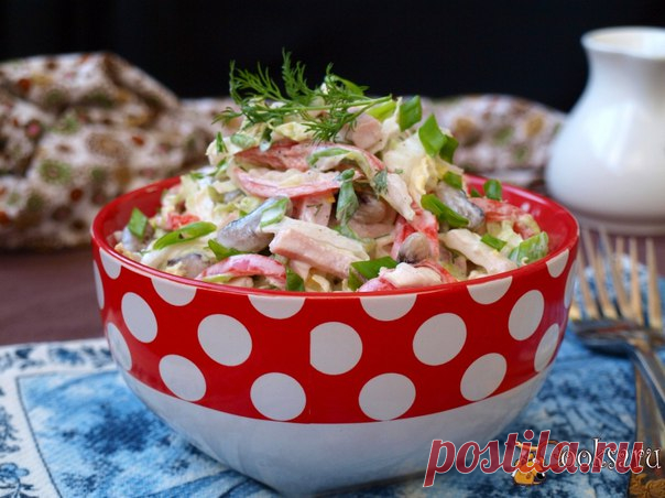 Салат с пекинской капустой, фасолью и ветчиной Салат с пекинской капустой, фасолью и ветчиной разнообразит ваше домашнее меню. Вкусный получился салат: сытный и сочный.Ингредиенты можно добавлять произвольно, я пишу те пропорции, которые были у меня.