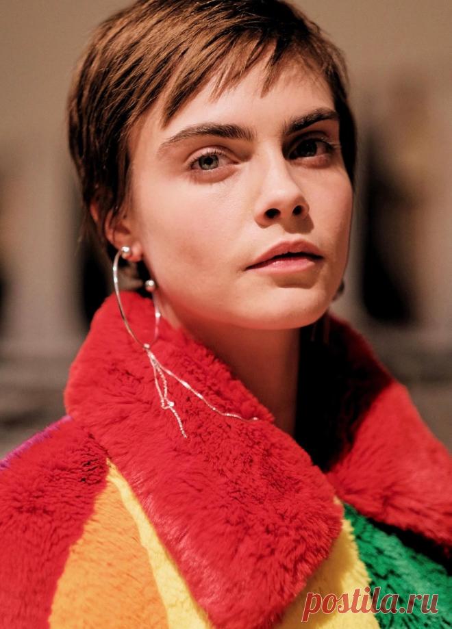 Модные стрижки 2021: отросшая челка и очень длинные локоны