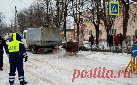 В Минздраве рассказали о состоянии упавших в яму с кипятком детей в Юже. Врачи оценили состояние двух детей, упавших в яму с кипятком в городе Южа Ивановской области, как средне-тяжелое, сообщили РБК в Федеральном центре медицины катастроф Минздрава (ФЦМК).