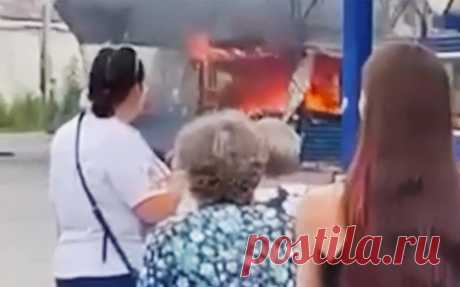 В подмосковной Кубинке взорвалась чебуречная. Видео. Пожарные потушили загоревшуюся в Подмосковье на станции Кубинка палатку общепита.