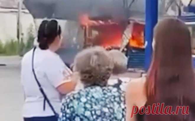 В подмосковной Кубинке взорвалась чебуречная. Видео. Пожарные потушили загоревшуюся в Подмосковье на станции Кубинка палатку общепита.