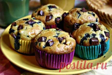 домашние кексы 


1) Тыквенные кексы с апельсином и лимоном


● мука 1 стакан
● сахар 1 стакан
● соль 1/3 ч.л.
● сода 1/3 ч.л.
● яйца 2 шт.
● растительное масло 1/2 стакана
● мелко натертая тыква 2/3 стакана
● цедра и сок половины апельсина 
● цедра и сок половины лимона 
● сахарная пудра для украшения

1. Отдельно смешать сухие и влажные ингредиенты. Затем соединить и перемешать ложкой.
2. Формочки для кексов смазать сливочным маслом, налить тесто. 
3. Выпекать около 25 м...