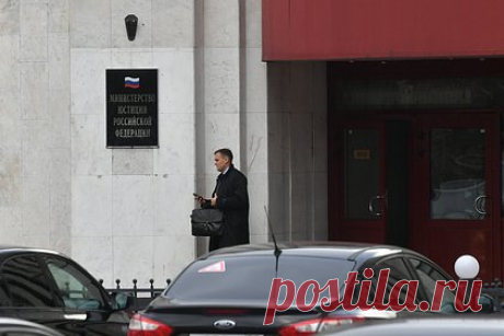 Минюст подал иск о ликвидации «Русского ПЕН-Центра». Министерство юстиции России подало судебный иск о ликвидации «Русского ПЕН-Центра». Об этом сообщается в опубликованном на сайте Минюста извещении. «Русский ПЕН-центр» — отделение международной правозащитной организации, в которой состоят писатели, публицисты, поэты и журналисты.