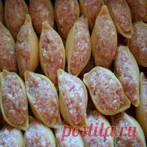 Ракушки с фаршем с соусом бешамель.
 
Ракушки отварить мин.5
Приготовленным фаршем наполнить ракушки уложить в форму.Залить соусом так и запекать в духовке. Готовится очень быстро!
СОУС
2стакана молока
3ст.л. сл.масла
2ст.л муки
соль
в сковороде растопить масло добавить муку-перемешать чтобы не было комков и добавлять молоко теплое осторожно все время мешать,как загустеет готов соус.