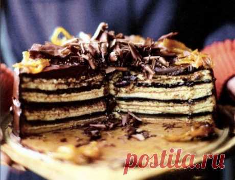 Яффский торт от Джейми Оливера 
vk.com/tort_recepty
На создание этого десерта Джейми Оливера вдохновил необыкновенный немецкий рождественский пирог, для которого жидкое тесто постепенно наливают в форму слой за слоем и пекут под горячим грилем. Он немного переработал рецепт - добавил начинку, напоминающую о старом добром яффском торте. Шоколад, апельсин и бисквит - гениальное сочетание! Подавайте яффский торт от Джейми Оливера на красивом сервировочном блюде. 
Показать полностью…