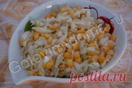 Рецепт: Салат из пекинской капусты с кукурузой