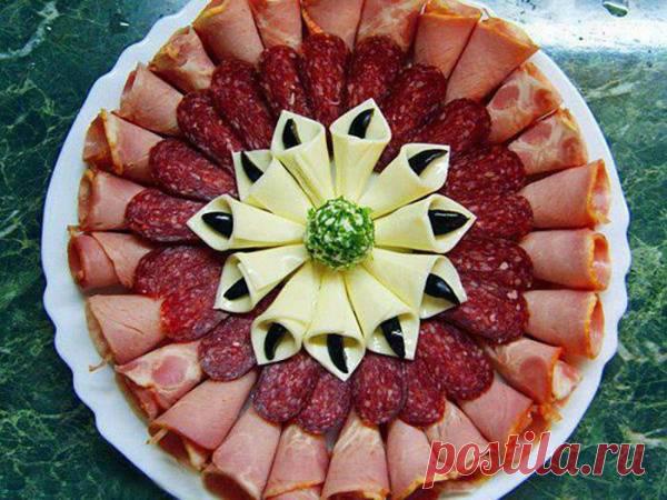Красивое, но при этом простое оформление мясной нарезки