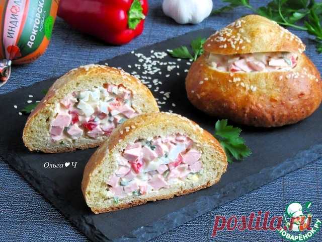Салат с колбасой в булочке. Салат с яйцом, сладким перцем и колбасой из индейки ТМ Индилайт в домашней булочке с кунжутом. Очень сытный и оригинальный перекус для школы, института или офиса. И готовится очень быстро. Попробуйте!